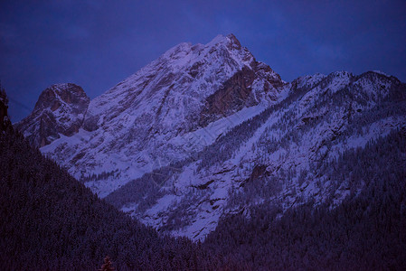 夜间阿尔卑斯山村 山脉 蓝色的 旅行 酒店 全景 假期背景图片