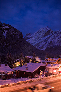 夜间阿尔卑斯山村 村庄 运动 房子 雪 灯背景图片