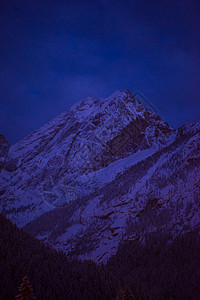 夜间阿尔卑斯山村 冰 魔法 法国 运动 家背景图片