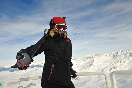 冬天时 妇女冬雪在滑雪上滑雪 乐趣 下坡 空气图片