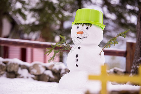 绿色帽子的雪人带着绿色帽子微笑的雪人 季节 问候语 乐趣 假期 前夕背景