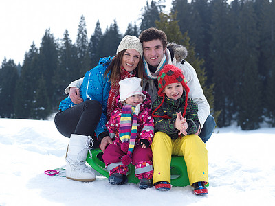 冬冬冬季家庭 童年 男人 季节 爱 滑动 健康背景图片