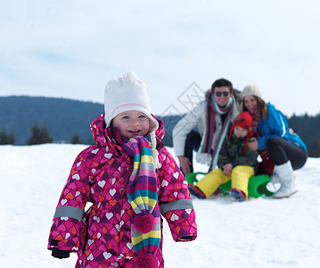 冬冬冬季家庭 雪 山 活动 女性 团体 速度背景图片