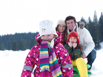 冬冬冬季家庭 童年 母亲 季节 乐趣 自然 喜悦 微笑背景图片