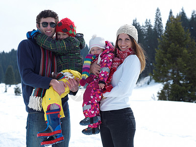 冬冬冬季家庭 快乐的 健康 户外 速度 自然 女性 微笑背景图片