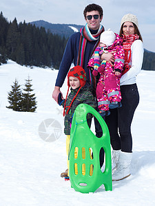 冬冬冬季家庭 假期 爱 童年 滑动 寒冷的 冻结 女士背景图片