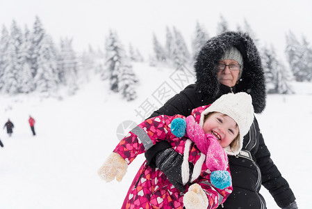冬冬之乐 天 女儿 婴儿 孩子 女孩 户外 女士 雪橇背景图片