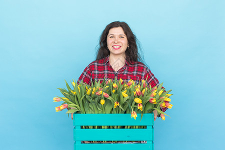 欢乐的女性花卉女花店员笑着 盒子 8个 魅力背景图片