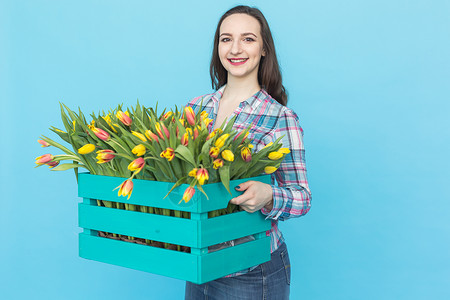 欢乐的女性花卉女花店员笑着 幸福 郁金香 庆祝背景图片