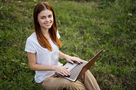 快乐的户外妇女 笔记本电脑 通信互联网娱乐 女士 商业图片