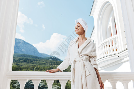 长春净月迷人的年轻女子站在阳台上 看着夏天山上山岳假期 无变无变的长春月景 毛巾 旅行背景