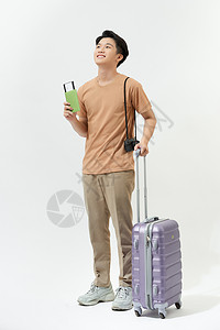 带手提箱 照相机和白底票的年轻人 护照 飞机场背景图片