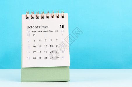 2022年10月蓝背景的案头日历背景图片