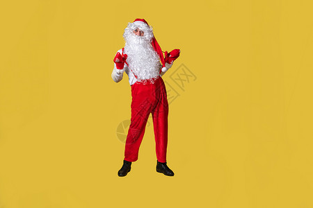 圣诞老人黄色滑稽的大胖子传统孤立的高级男人 红色成熟 微笑着留着大胡子的吊带背景图片