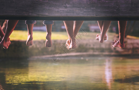 坐在木桥上的人 自然 阴影 腿 河 假期 自由高清图片