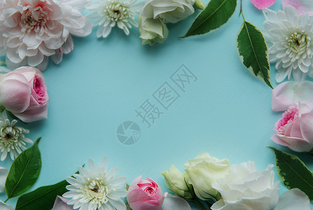 粉色花朵框架由粉红色花朵组成的框架 在面部蓝色背景上背景