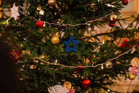 圣诞节前夕在东正教教堂装饰圣诞树的圣诞 冬天图片