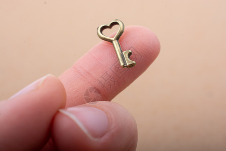 手指上有心形的小钥匙 ti 情人节 锁孔 开锁 工作室图片