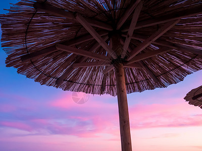 美丽的蓝色和紫色日落 天空和草滩雨伞 地中海背景图片