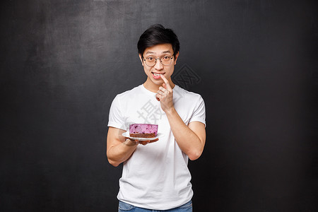 超粽意你害羞而愚蠢的亚洲男人的肖像向他喜欢的女孩推荐他的蛋糕 要求尝试将其作为自己制作的甜点 咬着手指 在镜头前看起来很尴尬 询问你的意背景