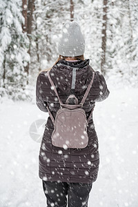 妇女在寒冬雪森林中行走 衣服 温暖的 夹克 小路 1个图片