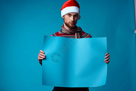稻香情海报穿着圣塔帽子的情男子 拿着横幅挂旗的假日演播室 圣诞老人 手背景
