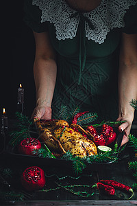 圣诞鸭 有石榴和石灰 环绕在瓜子枝旁 盘子高清图片