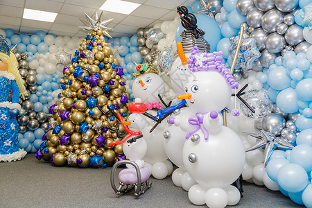 庆祝新年 圣诞节和圣诞节的喜庆活动 从气球中抽出雪人圣诞数字背景图片