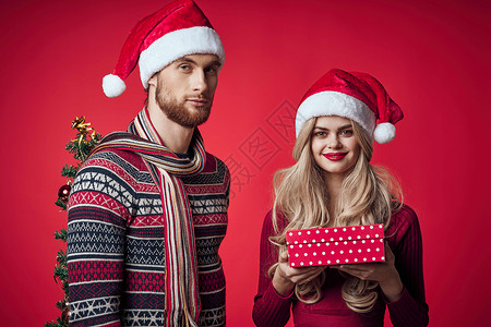 快乐结婚的夫妇 圣诞节节礼礼物红底礼赠品 展示 快乐的背景图片