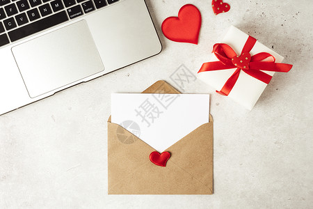 心形白纸素材红纸信封与白纸白纸条模型 平躺的灰色工作台背景与情人节礼物 信件 心形 笔记本电脑和装饰 顶视图 模拟贺卡背景