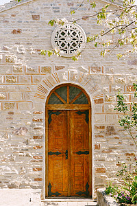 圣佩特卡教堂的石墙 上面有玫瑰窗和木门 黑山布德瓦图片素材