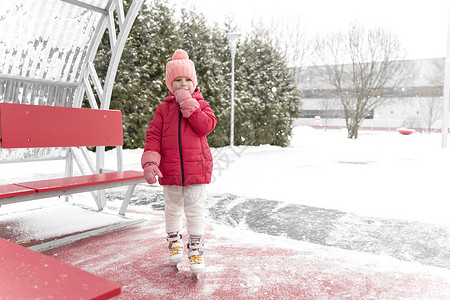 小女孩在冰上溜冰滑冰 快乐的 雪 冬季运动 白色的 长椅图片