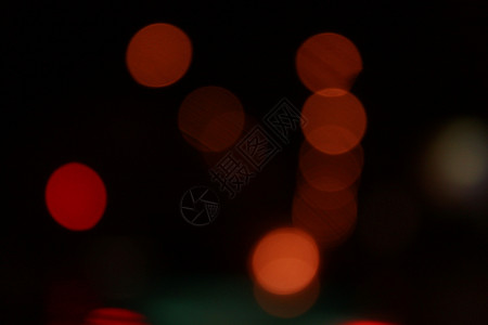 黑色背景的红色黑烟灯 无焦点的城市灯光背景图片