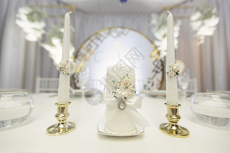 用水晶 蕾丝和花朵以白色的风格装饰婚礼 为全家做蜡烛 手 玫瑰背景图片