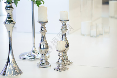 在婚礼宴席上用鲜花装饰的蜡烛挂着 桌子 美丽背景图片