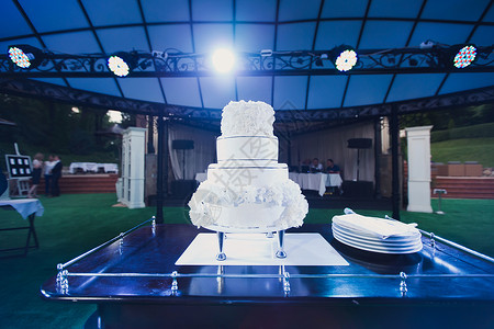 在婚礼派对上装饰了豪华的蛋糕高清图片