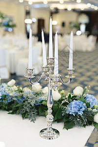 在婚礼宴席上用鲜花装饰的蜡烛挂着 玻璃 庆典背景图片