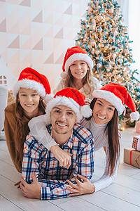 快乐的年轻家庭 有孩子拿着圣诞礼物 十二月 父母背景图片