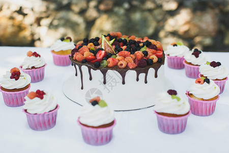 美味的水果蛋糕和蛋糕 生日快乐 奶油 食物 夫妻图片