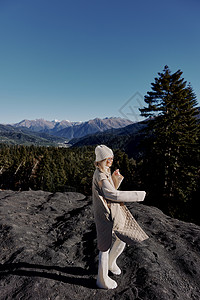 祭祖迎秋自然自然女人的秋秋风风格 去山上玩山地生活方式 时尚 寒冷的天气背景