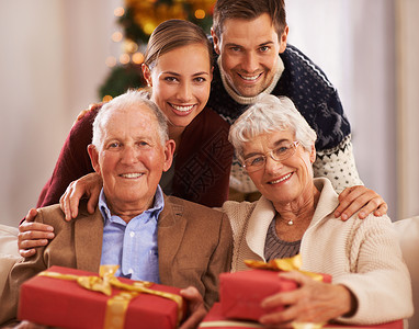 圣诞节时 他们的父母被打得一团糟 一个幸福的家庭的肖像和圣诞日的礼物背景图片