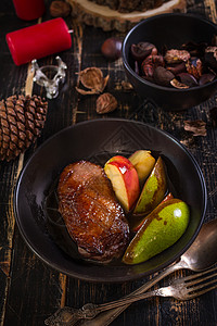 烤鸭胸和金色脆皮 假期 金的 松果 家禽 苹果背景图片