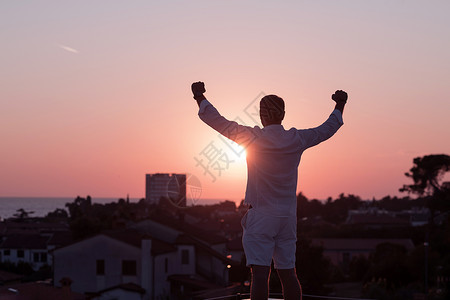 一名穿便衣的年长商人在日落时享受他家屋顶的寒舍 工人 父母背景