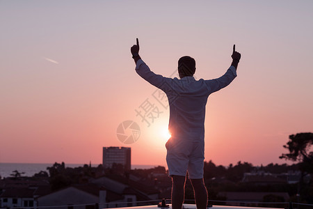 光临寒舍一名穿便衣的年长商人在日落时享受他家屋顶的寒舍 夏天 女儿背景