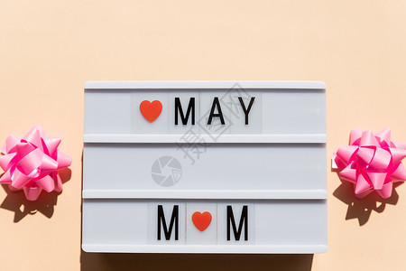 母亲节快乐卡概念 我爱妈妈 红心 灯箱里的文字 复制空间 顶视图 平躺 带有文字和符号的白色灯箱 庆典 祝贺背景图片