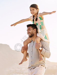 女儿被抱着一位英俊的年轻男子在海滩肩膀上抱着他的女儿 被割伤身亡 笑声背景