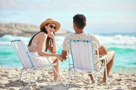 跟你在一起的任何地方都是一个神奇的时刻 一对年轻夫妇在海滩放松的镜头背景图片