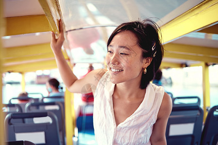 天翻地覆女士旅行高清图片