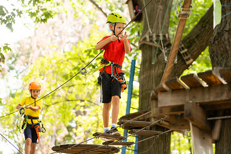高铁网素材冒险攀登高铁网公园   上山头盔和安全设备课程的男孩 乐趣 高的背景