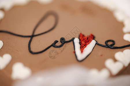 以刻有爱情和白糖心的刻字薄饼关闭本托蛋糕 Micro背景图片